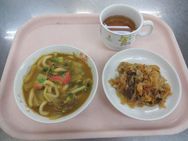 こども園の給食「<span>カレーうどん　切干大根煮</span>」