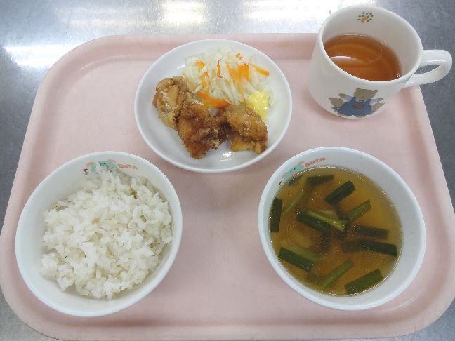こども園の給食「<span>ごはん　鶏のからあげ　華風スープ</span>」