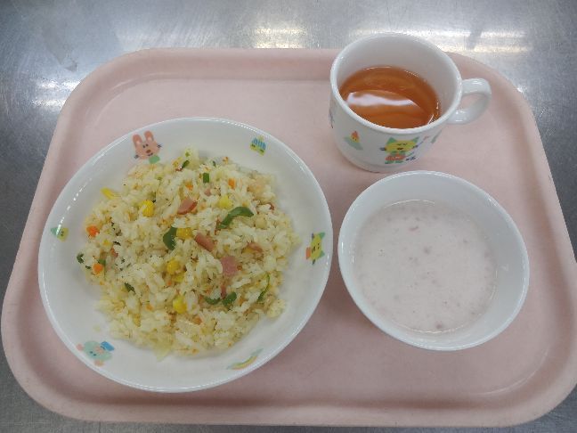 こども園の給食「<span>ピラフ　いちごヨーグルト</span>」