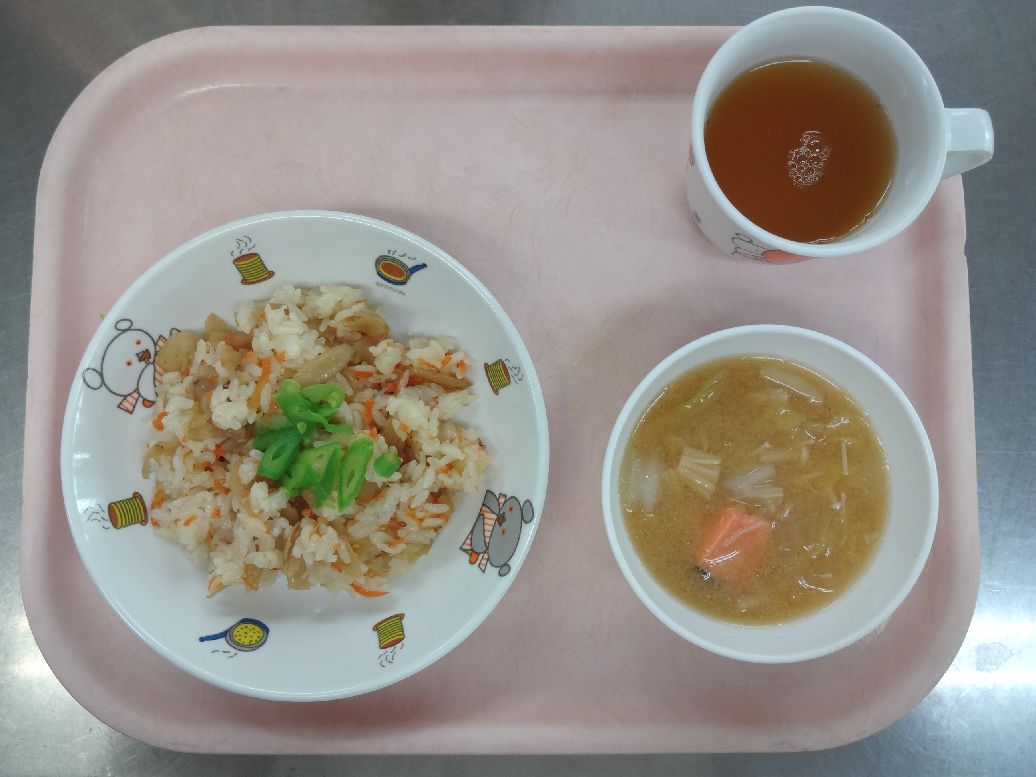 こども園の給食「<span>きんぴら寿し 石狩汁 フライドポテト</span>」