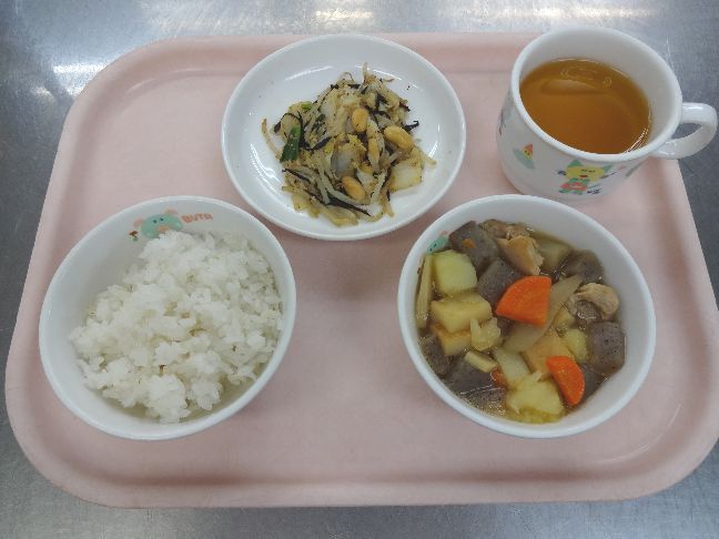 こども園の給食「<span>ごはん　鶏の旨煮　ごま和え</span>」