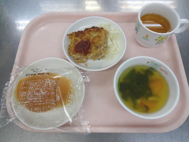こども園の給食「<span>パン　ミートローフ　野菜スープ</span>」