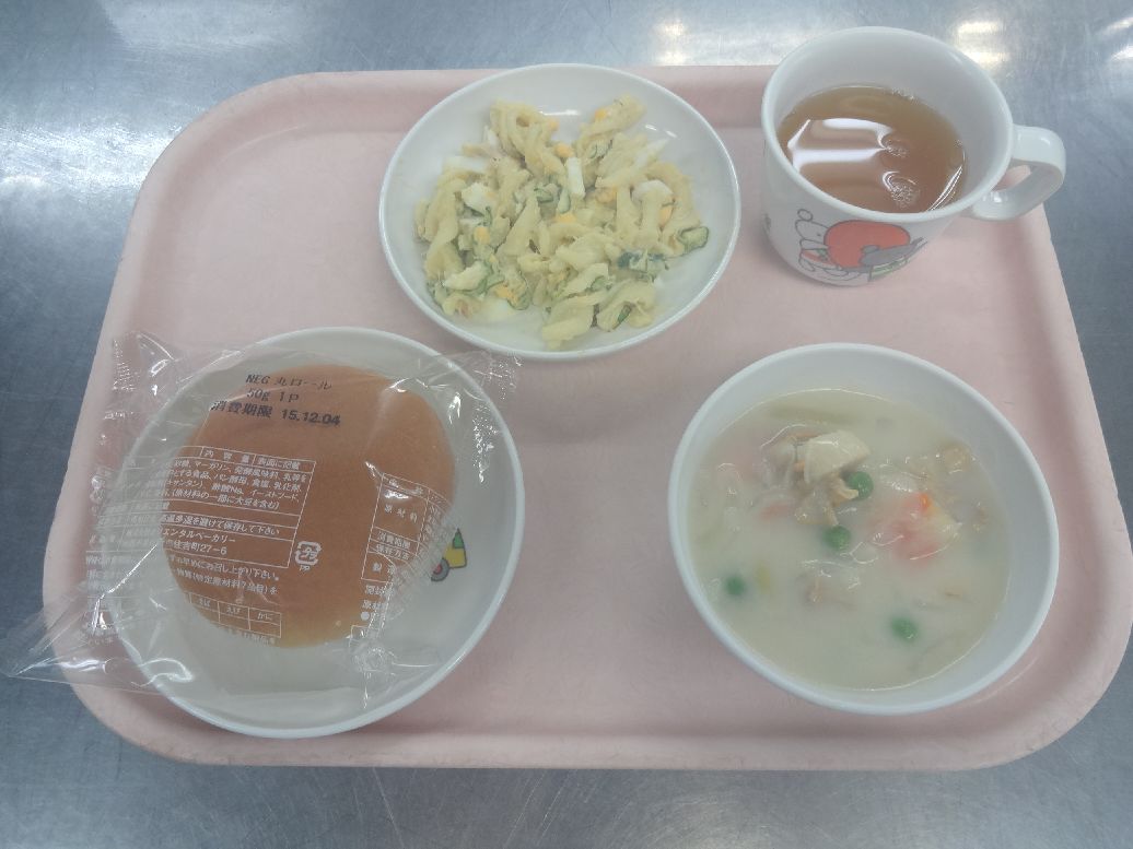 こども園の給食「<span>パン クラムチャウダー マカロニサラダ リッツジャム 焼きおにぎり	</span>」