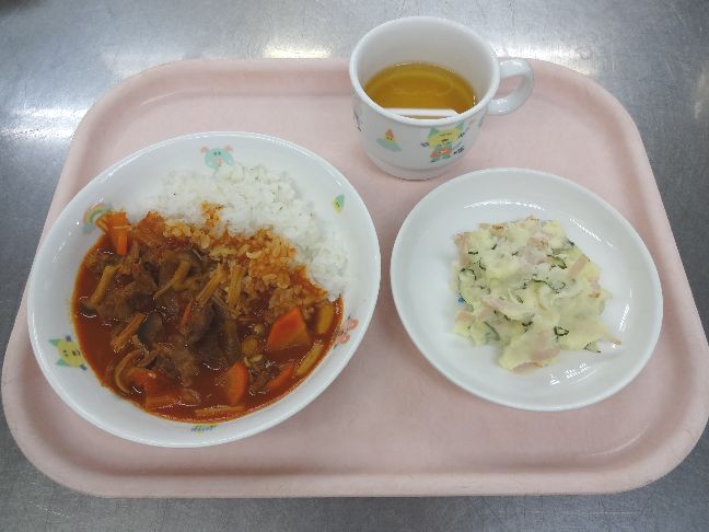 こども園の給食「<span>きのこハヤシライス　ポテトサラダ</span>」