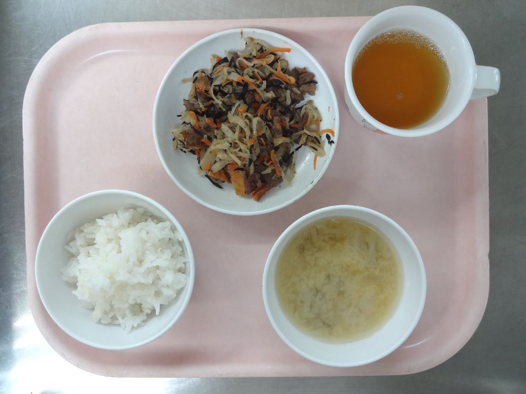 こども園の給食「<span>ごはん 牛肉とひじきの炒め煮 味噌汁 菓子</span>」