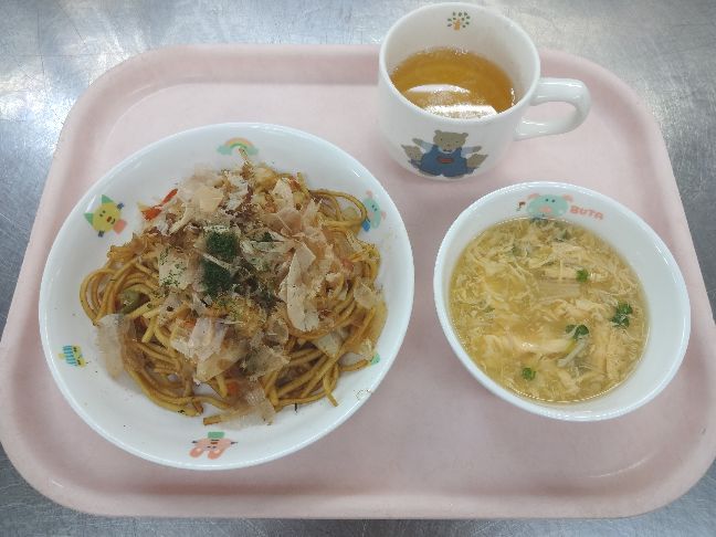 こども園の給食「<span>焼そば　かきたま汁</span>」