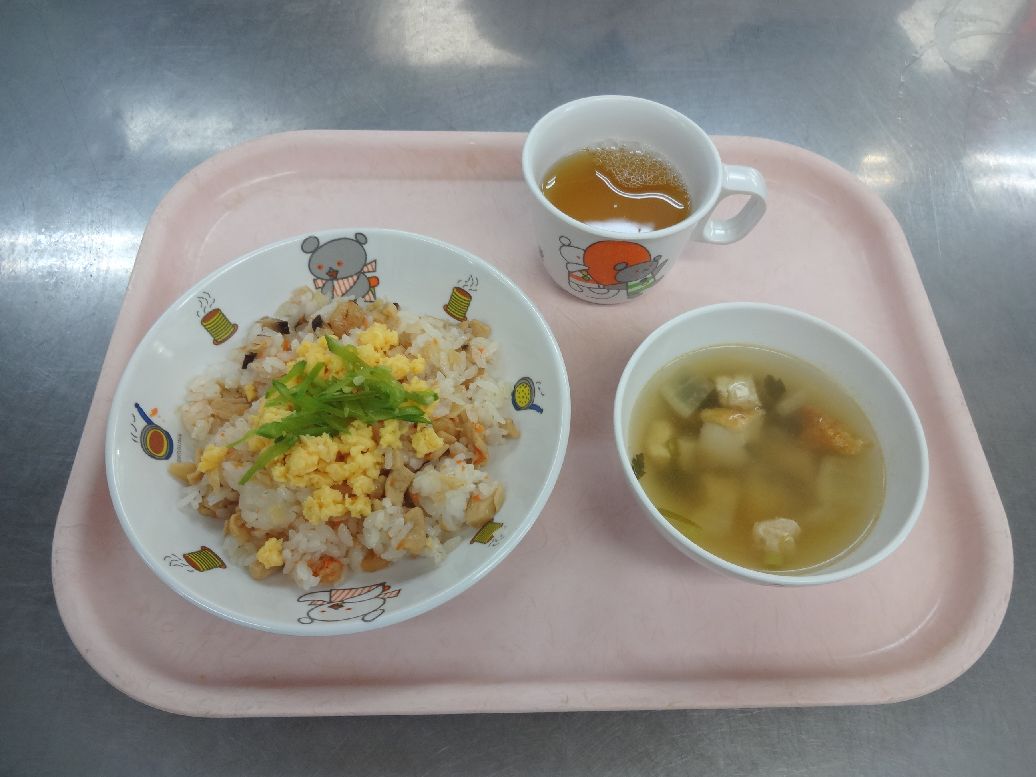 こども園の給食「<span>散らし寿し 五目汁 チーズ蒸しパン</span>」