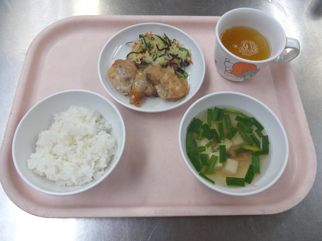 こども園の給食「<span>ごはん 鶏の照り焼き 昆布和え 豆腐のスープ 菓子</span>」