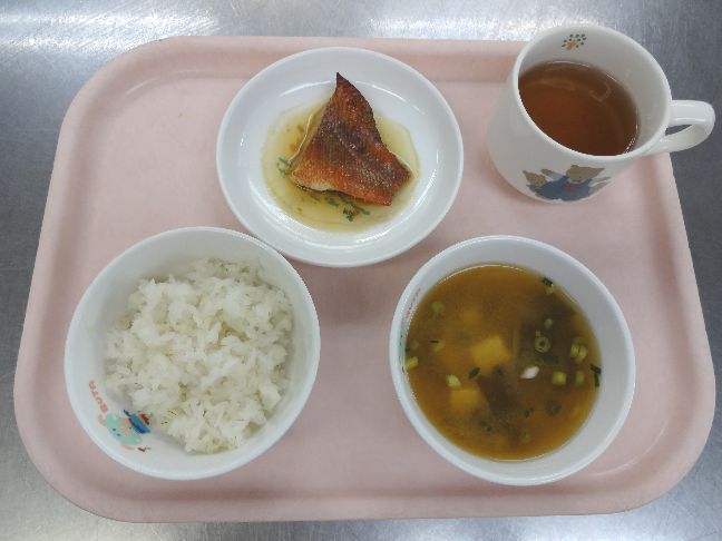 こども園の給食「<span>ごはん　煮魚　味噌汁</span>」