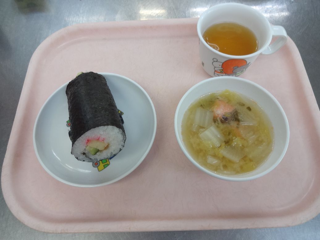 こども園の給食「<span>巻き寿し 石狩汁 菓子</span>」