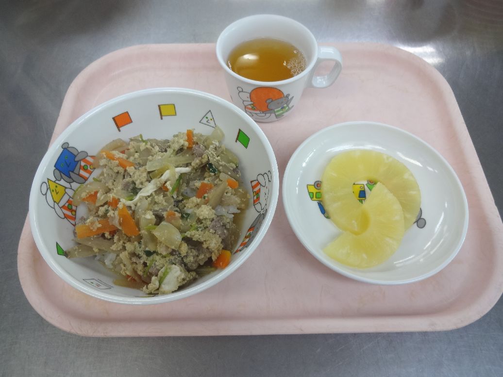 こども園の給食「<span>他人丼 パイン缶 菓子</span>」