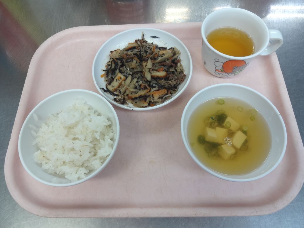 こども園の給食「<span>ごはん 牛肉とひじきの炒め煮 すまし汁 菓子</span>」