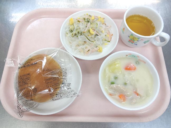 こども園の給食「<span>パン　クリームシチュー　シルバーサラダ</span>」