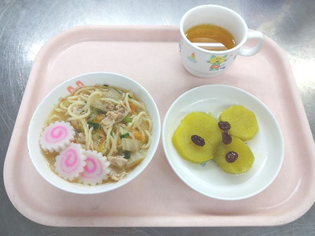 こども園の給食「<span>味噌ラーメン　さつま芋の甘煮</span>」