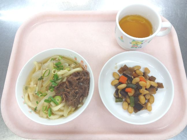 こども園の給食「<span>肉うどん　五目大豆煮</span>」