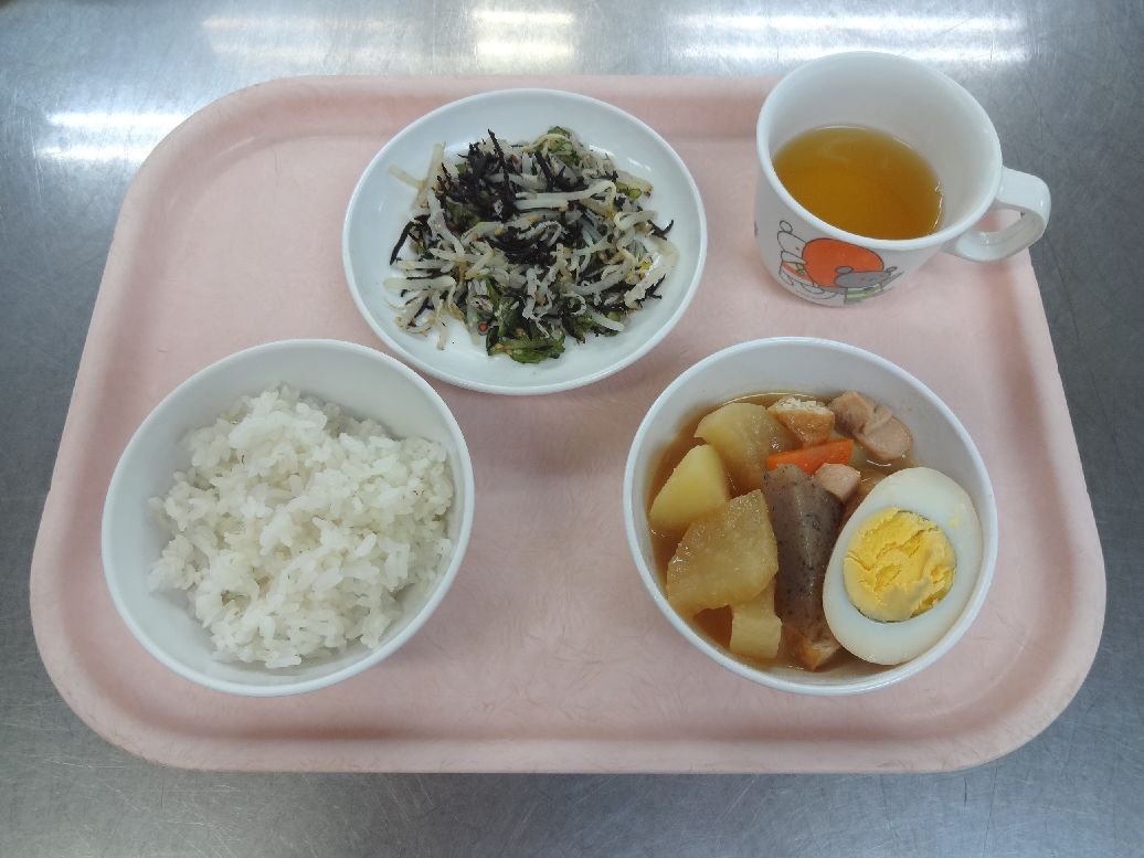 こども園の給食「<span>ごはん 味噌おでん ごま酢和え 菓子</span>」