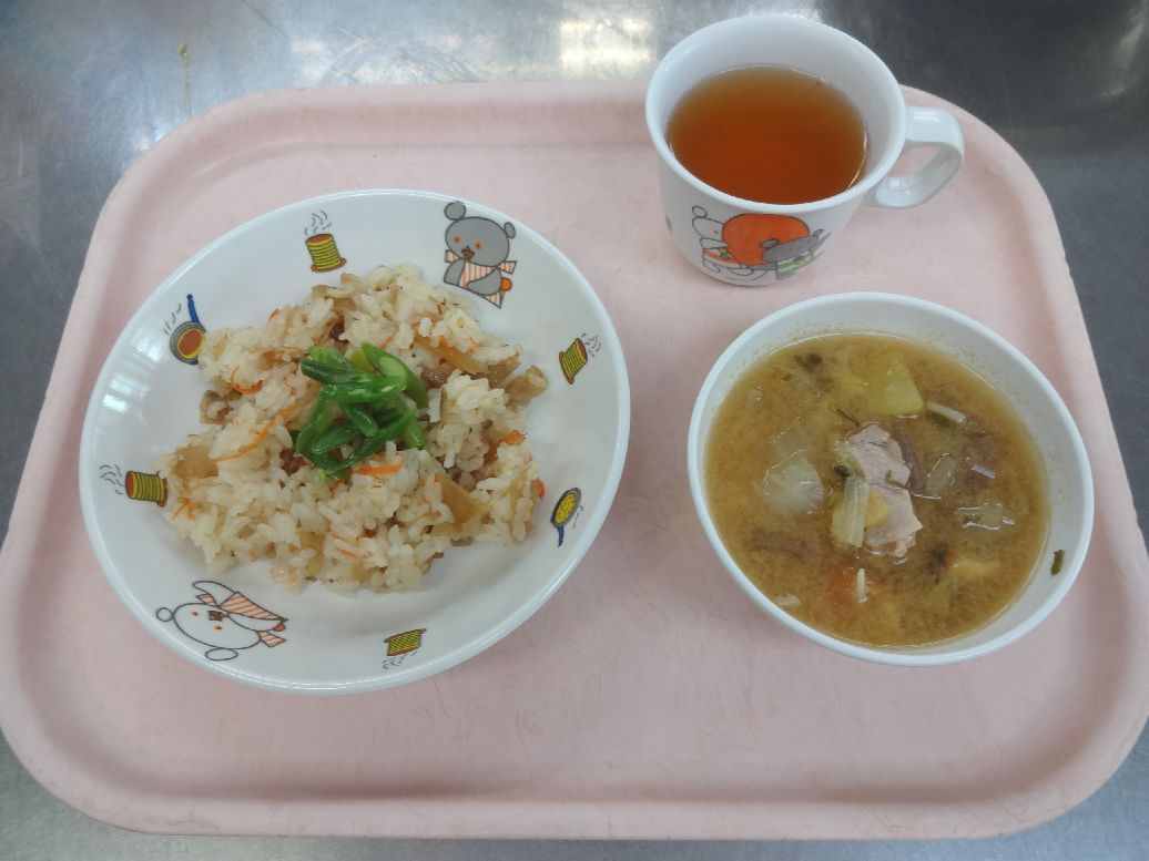 こども園の給食「<span>きんぴら寿司 豚汁 手作りプリン</span>」