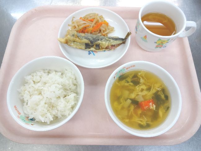 こども園の給食「<span>ごはん　魚の梅のり天　おかか和え　かきたま汁</span>」