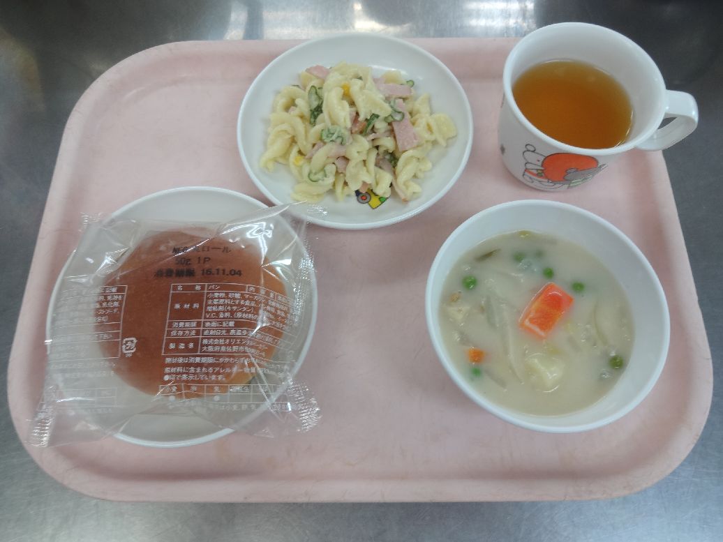 こども園の給食「<span>パン クラムチャウダー マカロニサラダ 白玉団子のあずき添え</span>」