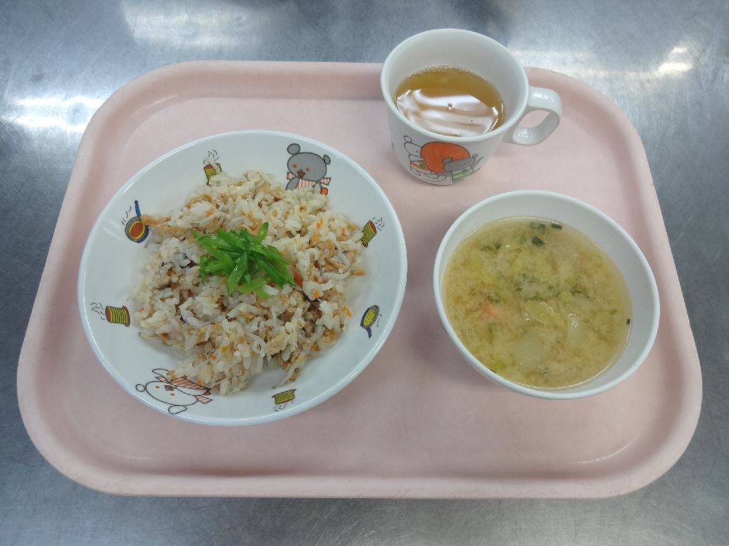 こども園の給食「<span>子きつね寿司 石狩汁 14日 クラッカーとジャム 28日 年越しにゅうめん</span>」