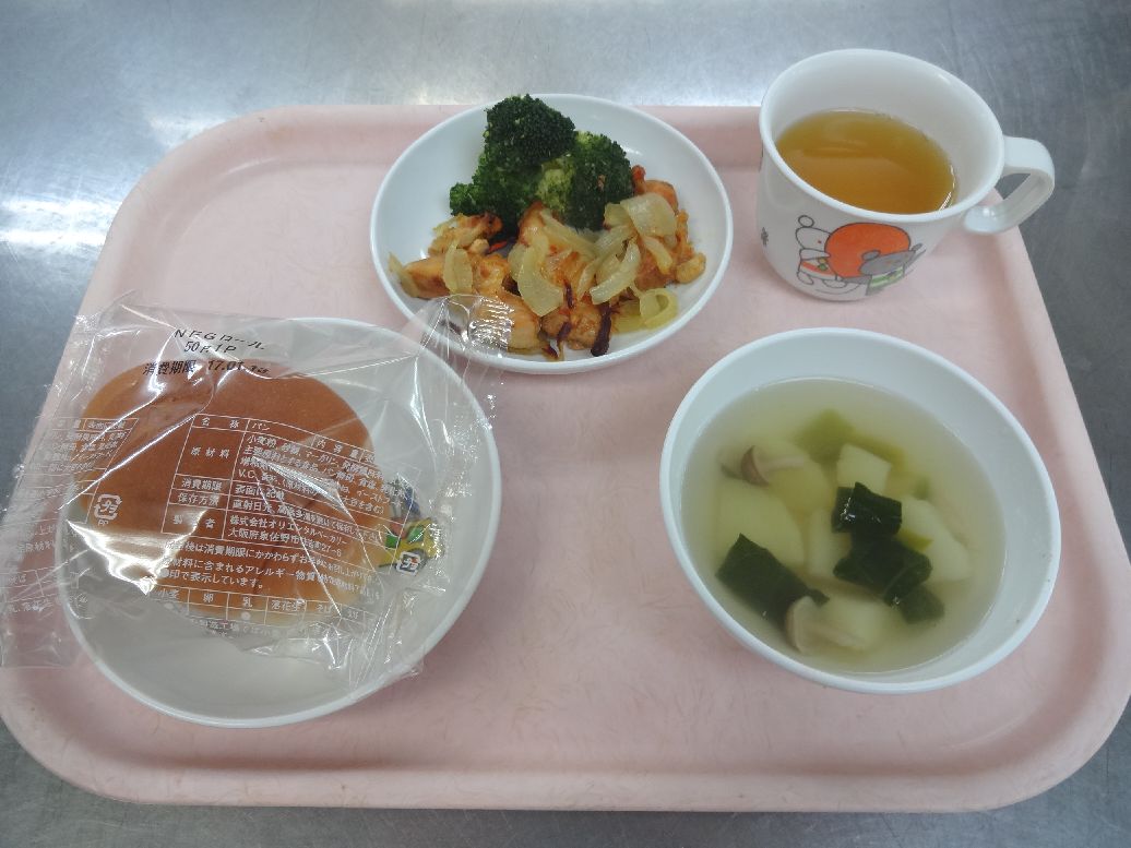 こども園の給食「<span>パン タンドリーチキン 野菜スープ クラッカーとチーズ</span>」