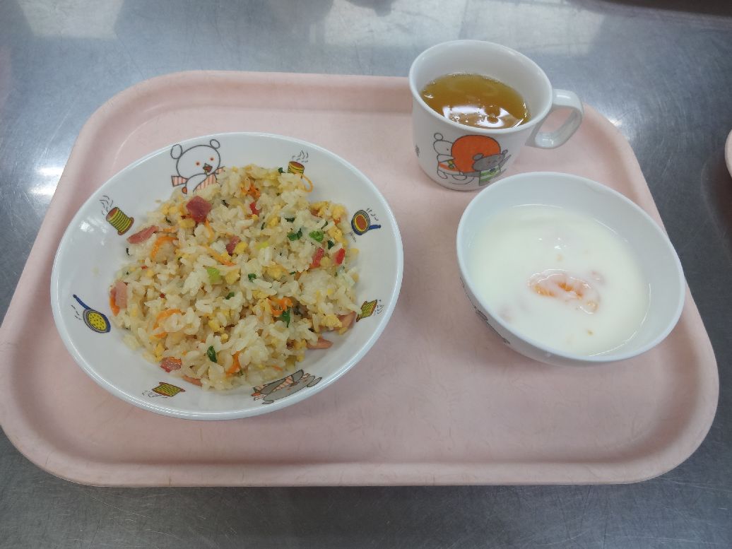 こども園の給食「<span>チャーハン みかんヨーグルト 菓子</span>」