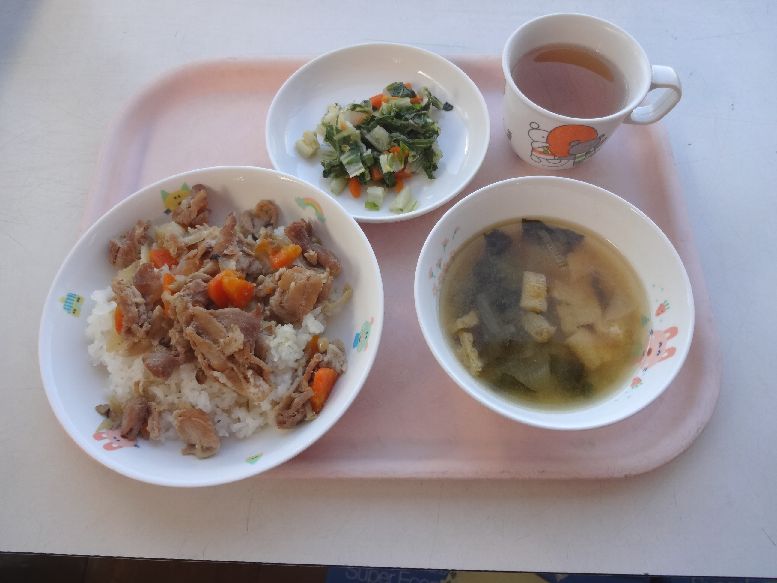 こども園の給食「<span>豚丼 しろ菜の和え物 味噌汁</span>」
