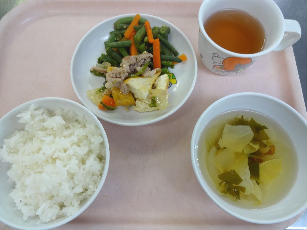 こども園の給食「<span>ご飯 厚あげと豚肉の味噌炒め インゲンのごま和え すまし汁</span>」