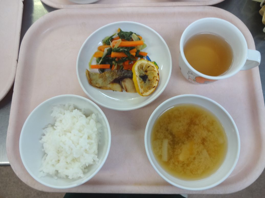 こども園の給食「<span>ご飯 あじのレモン焼き しろ菜の和え物 味噌汁</span>」
