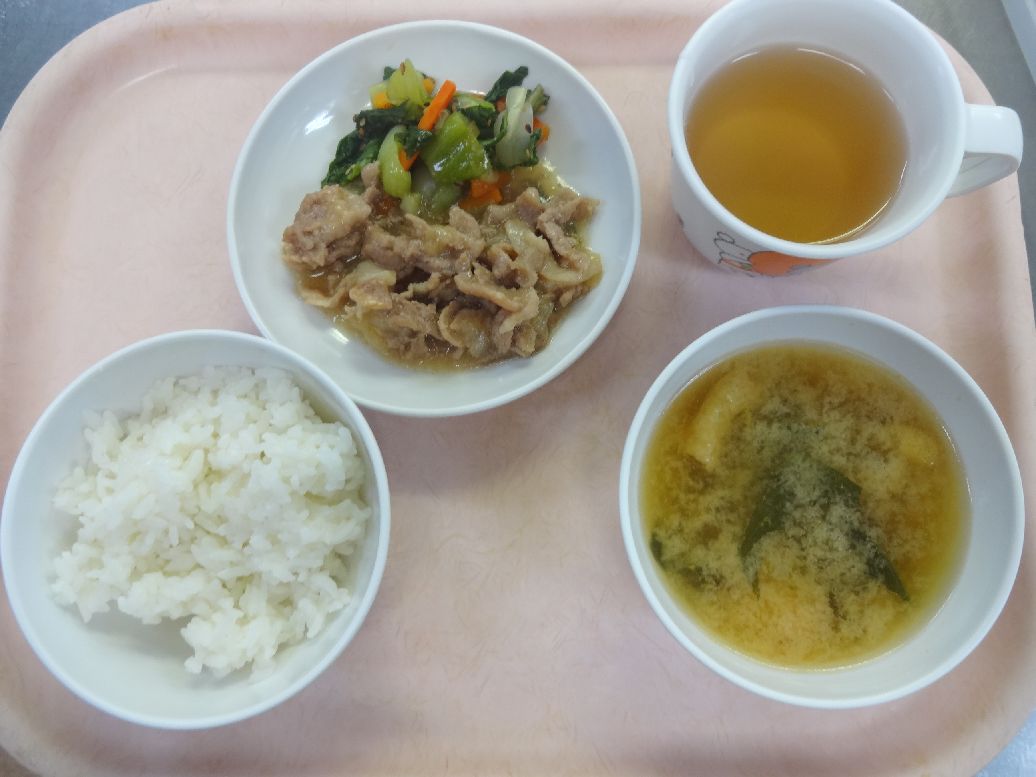 こども園の給食「<span>ご飯 豚肉のくわ焼き 青梗菜のごま和え 味噌汁</span>」