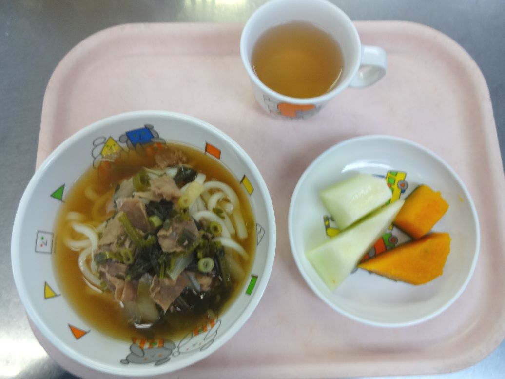こども園の給食「<span>牛肉うどん かぼちゃの煮物 ハネジューメロン </span>」