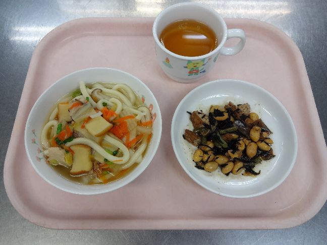 こども園の給食「<span>かやくうどん ひじき煮豆</span>」