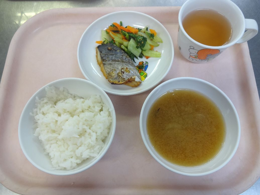 こども園の給食「<span>ご飯 さわらの照り焼き しろ菜のごま和え 味噌汁</span>」
