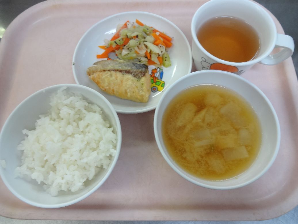 こども園の給食「<span>ご飯 鮭のムニエル キャベツのゆかり和え 味噌汁</span>」