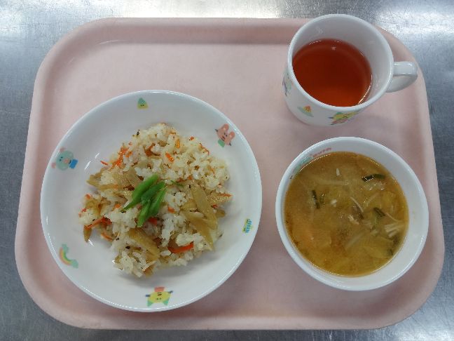 こども園の給食「<span>きんぴらずし 石狩汁</span>」