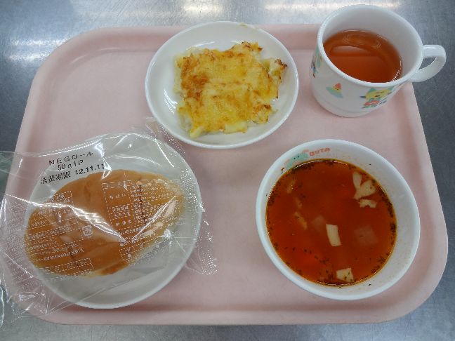 こども園の給食「<span>パン エビグラタン ミネストローネ</span>」