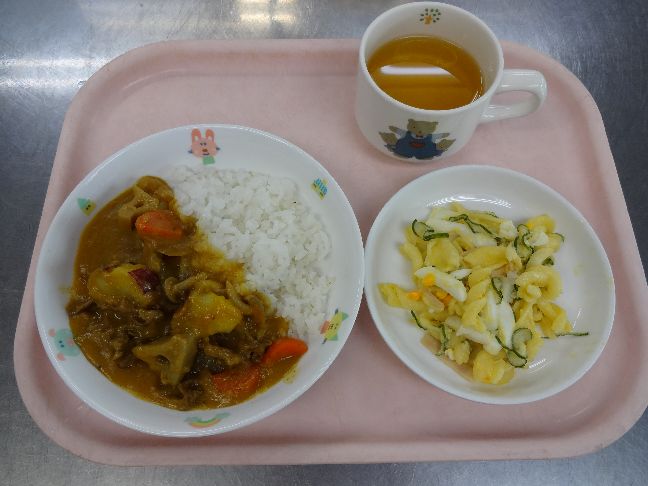 こども園の給食「<span>秋野菜カレー マカロニサラダ</span>」