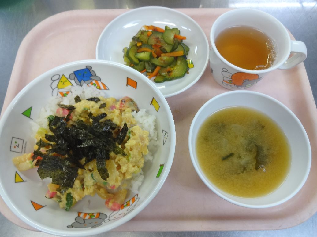 こども園の給食「<span>木の葉丼 きゅうりのかつお和え 味噌汁</span>」