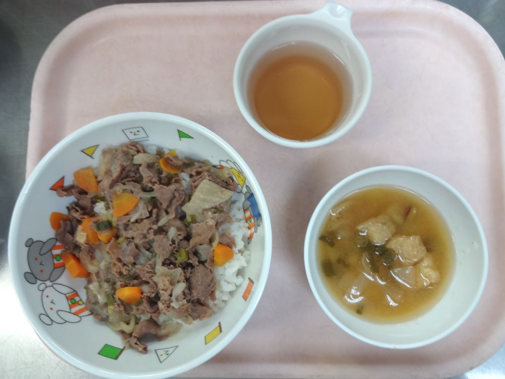 こども園の給食「<span>牛丼 味噌汁</span>」