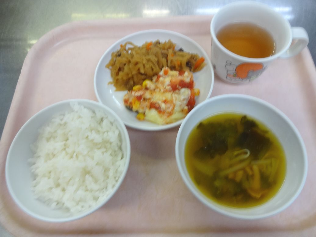 こども園の給食「<span>ご飯 サケのピザ焼き 切干大根の煮物 味噌汁</span>」