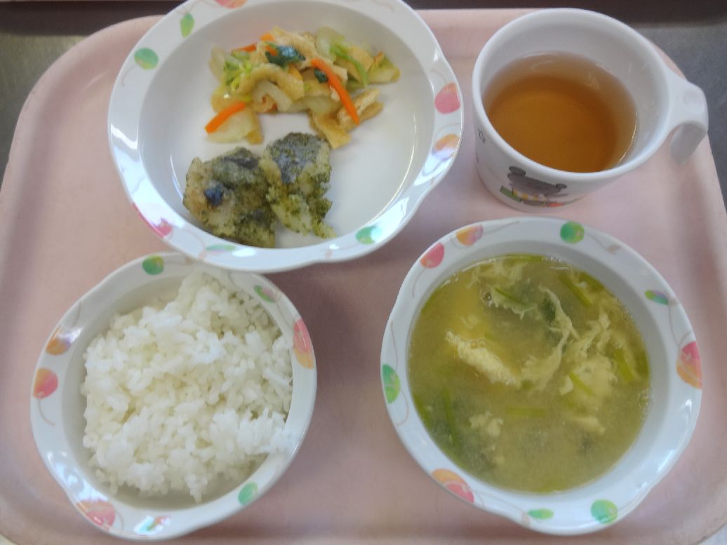 こども園の給食「<span>ご飯 白身魚の磯辺揚げ 白菜の煮浸し かき玉汁</span>」