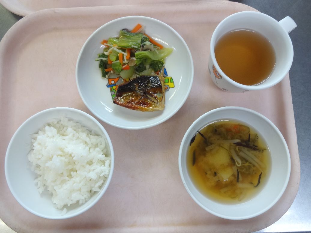こども園の給食「<span>ご飯 さばの煮つけ 青梗菜の和え物 味噌汁</span>」