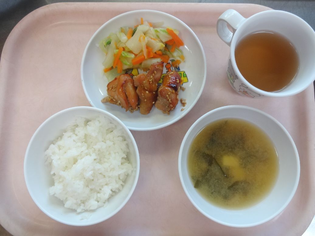 こども園の給食「<span>ご飯 鶏のごまだれ焼き 白菜のレモン和え 味噌汁</span>」