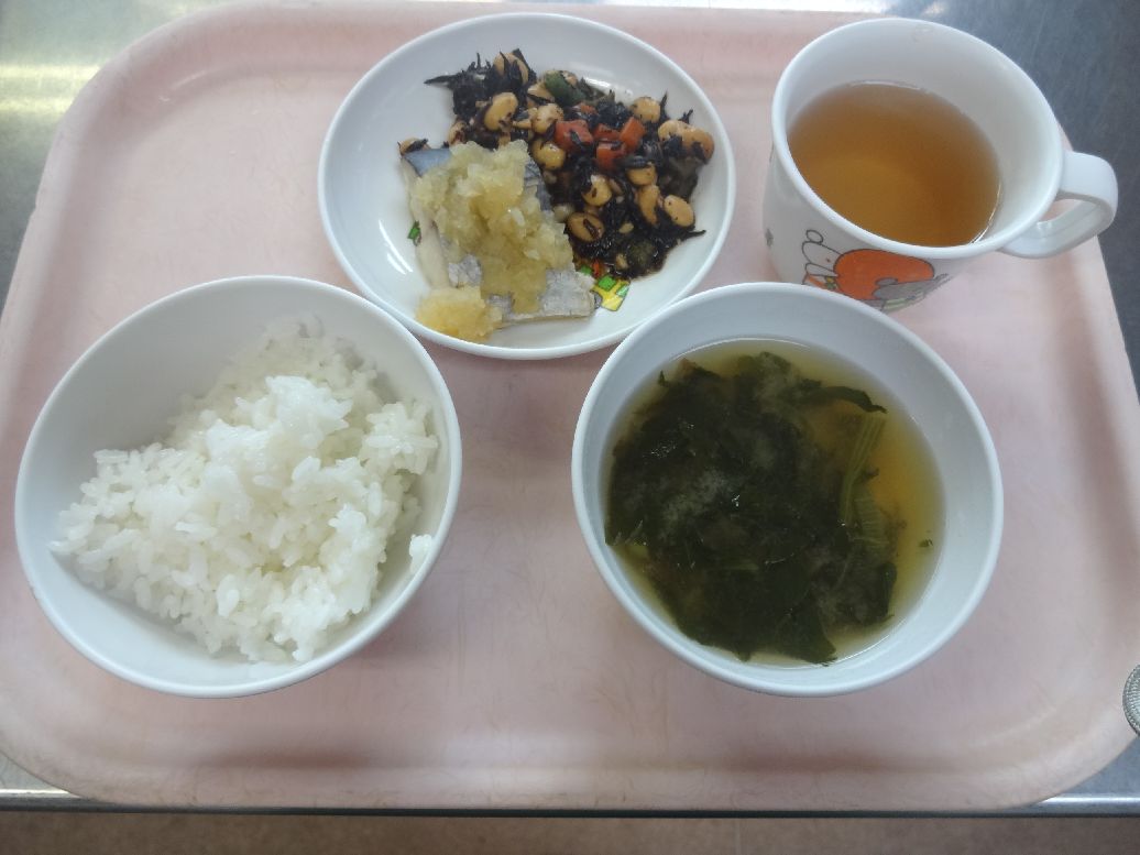 こども園の給食「<span>ご飯 さわらのみぞれかけ ひじきの五目炒り煮 味噌汁</span>」