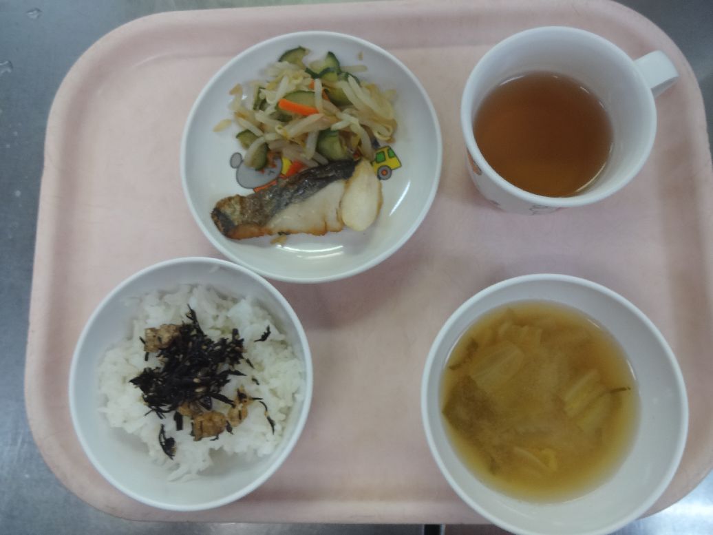 こども園の給食「<span>ご飯・ひじきのふりかけ ホキのバター醤油焼き もやしのポン酢和え 味噌汁</span>」