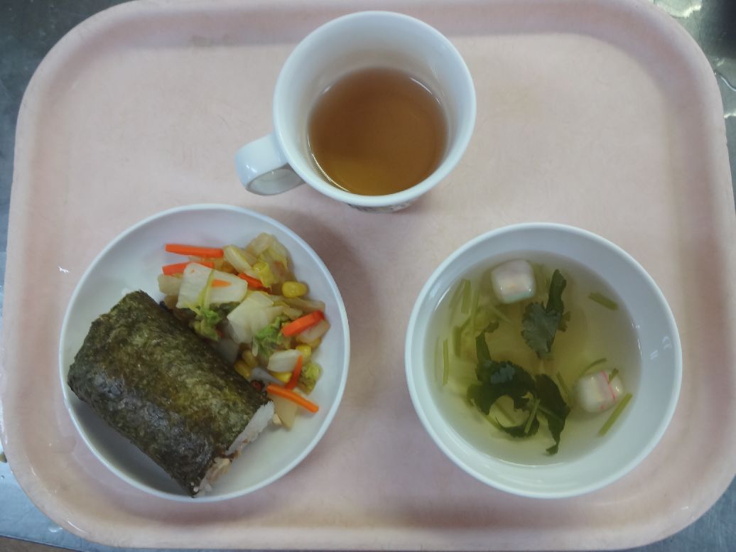 こども園の給食「<span>巻き寿司 白菜の和え物 すまし汁</span>」
