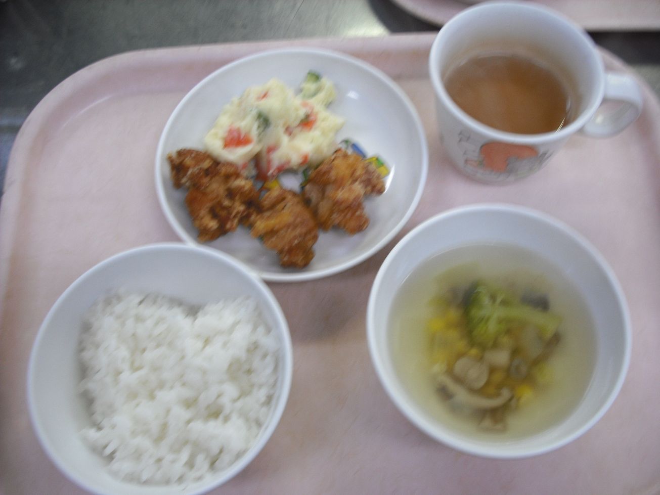 ☆お誕生日会☆ ご飯・鶏の唐揚げ ポテトサラダ 野菜スープ