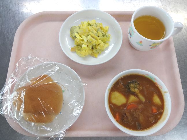 こども園の給食「<span>パン　ビーフシチュー　たまごサラダ</span>」