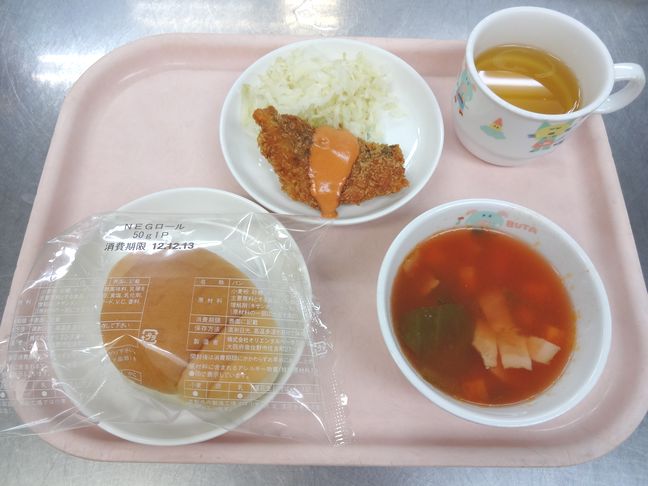 こども園の給食「<span>パン　魚のフライ　ミネストローネ</span>」