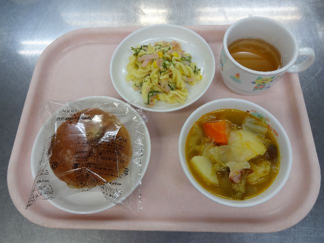 こども園の給食「<span>パン　夏野菜ポトフ　マカロニサラダ</span>」